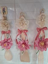 Tris di mestoli in legno decorati a mano