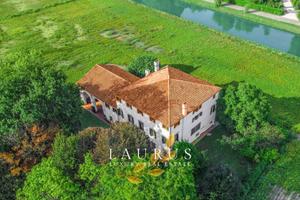 Villa di 1000 m² con più di 5 locali e box auto do