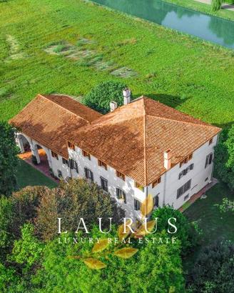 Villa di 1000 m² con più di 5 locali e box auto do