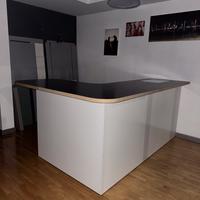 Bancone e tavolo per negozio