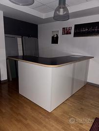 Bancone e tavolo per negozio