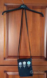 borsa ad uncinetto con fiorellini colore nero