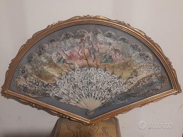 Ventaglio antico in ventagliera dorata
