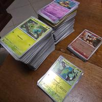 Lotto di carte Pokémon vari set comuni/reverse 122