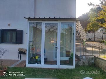 Veranda esterna spiovente con 3 porte