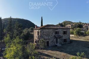 Casale in pietra con annesso e giardino