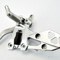 Suzuki GSX-8S 23 24 pedana pilota destra