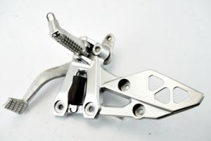 Suzuki GSX-8S 23 24 pedana pilota destra