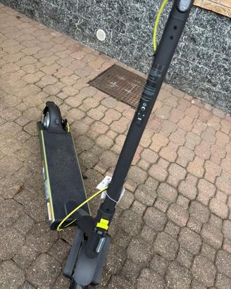 Monopattino nuovo con cartellino