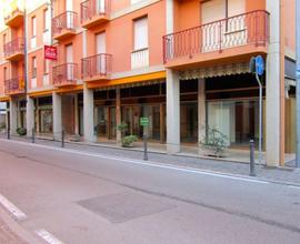 NEGOZIO VETRINATO CON MAGAZZINO IN ZONA CENTRALE