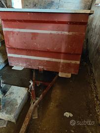 rimorchio per raccolta uva o cereali.