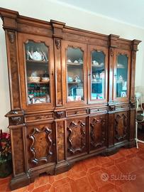 Cristalliera e tavolo con sedie in legno