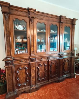 Cristalliera e tavolo con sedie in legno