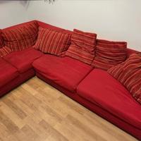 Comodo e spazioso divano ad angolo con cuscini 