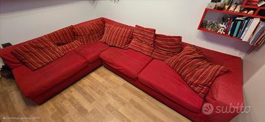 Comodo e spazioso divano ad angolo con cuscini 