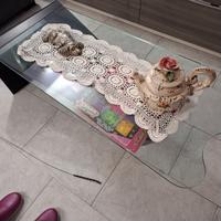 Tavolino e scultura in ceramica