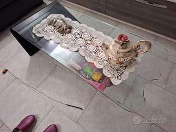 Tavolino e scultura in ceramica