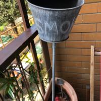 Vecchio contenitore posacenere giardino/terrazzo