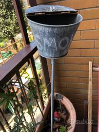 Vecchio contenitore posacenere giardino/terrazzo