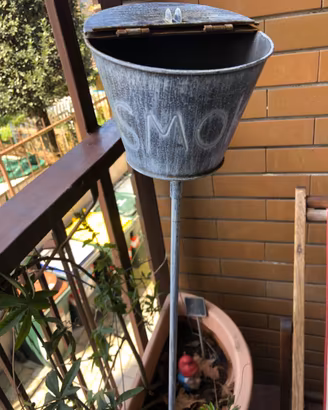 Vecchio contenitore posacenere giardino/terrazzo