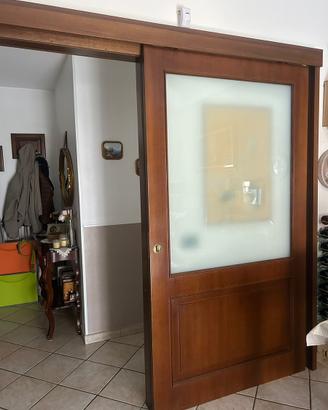 Porta scorrevole esternamente legno buono