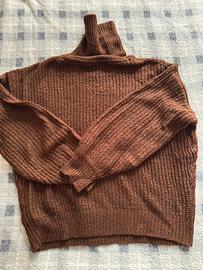 Maglione marrone a collo alto leggero traforato