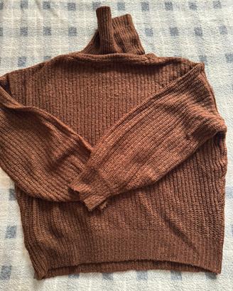 Maglione marrone a collo alto leggero traforato