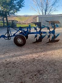 Aratro bivomere reversibile