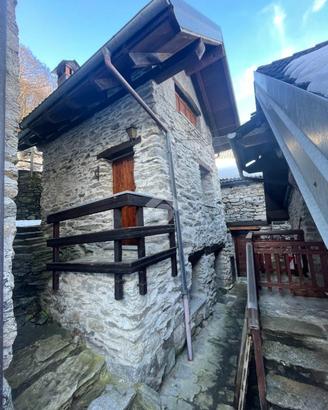 CASA SEMINDIPENDENTE A BANNIO ANZINO