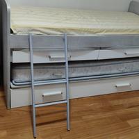 3 letti+ 2 scrivanie incorporate