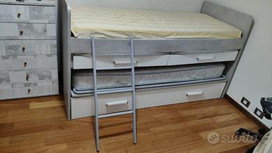 3 letti+ 2 scrivanie incorporate