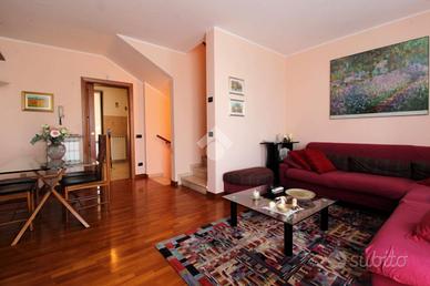 VILLA A SCHIERA CENTRALE A SEDRIANO