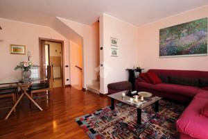 VILLA A SCHIERA CENTRALE A SEDRIANO