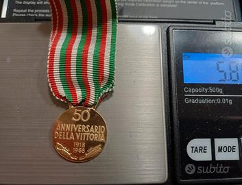 Medaglia anniversario della vittoria.
Oro 750
