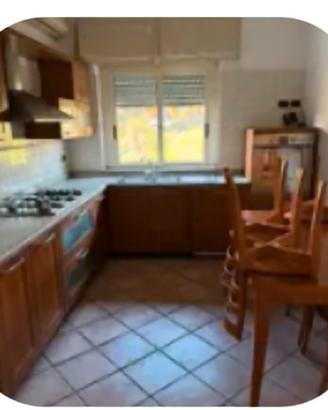cucina con tavolo e sedie 