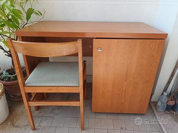 Tavolini/ scrivanie con sedia in legno