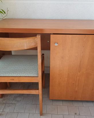 Tavolini/ scrivanie con sedia in legno