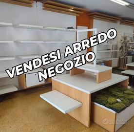 ARREDAMENTO NEGOZIO