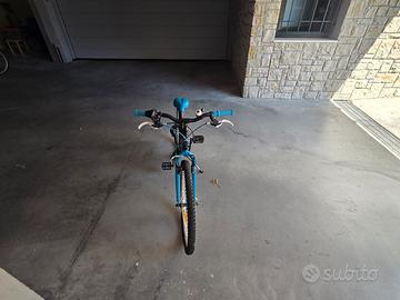 Bicicletta blu per bambini