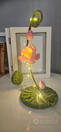 Lampada artigianale all’uncinetto – Fiore luminoso