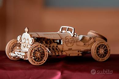 Modellino auto d'epoca in legno