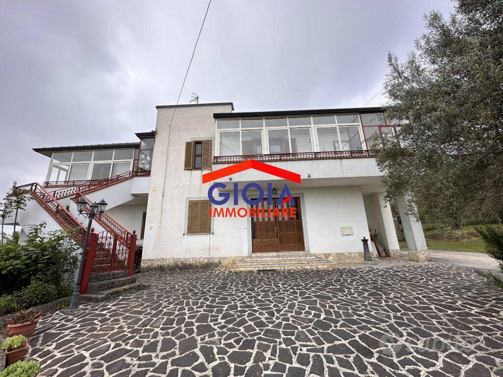Villa di 680 m² con più di 5 locali e box auto a C - Vista 2