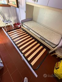 letto a scomparsa e scrivania + sedie