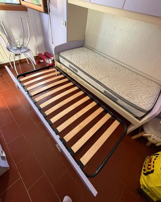letto a scomparsa e scrivania + sedie