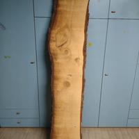 Asse in legno grezzo.