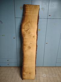 Asse in legno grezzo.