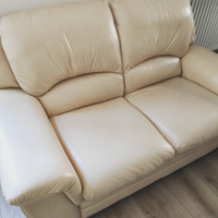 Due divani color crema in pelle