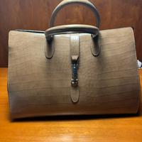 Comoda borsa a mano e con tracolla