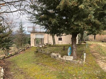 Terreno con annessa costruzione.