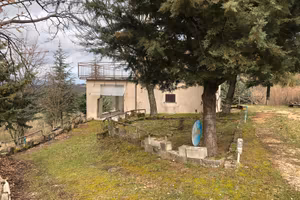 Terreno con annessa costruzione.